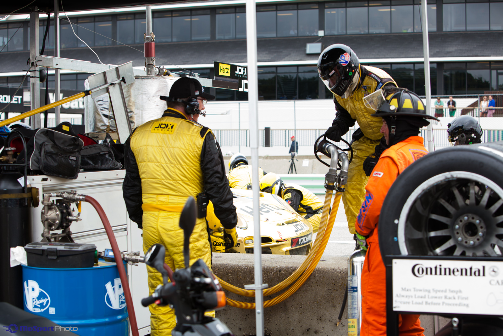 pit crew refuling at road america